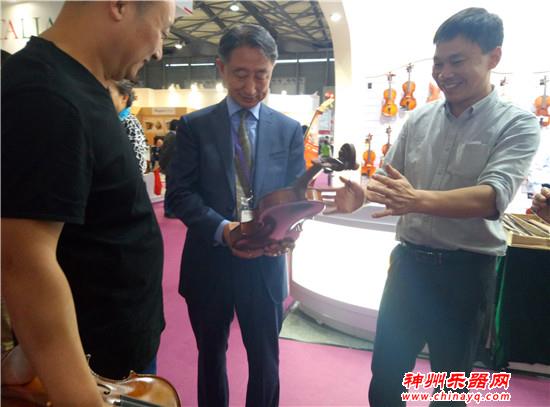 中国乐器协会提琴制作师分会会长郑荃与参展中外提琴制造商交流互动