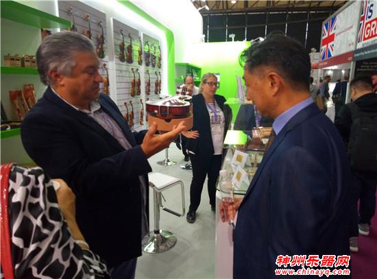 中国乐器协会提琴制作师分会会长郑荃与参展中外提琴制造商交流互动