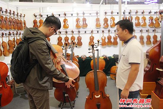 北京知音手工提琴制作室亮相上海乐器展 产品获得中外友人青睐