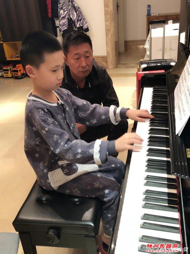 琴童成长记 林永健幸福陪伴大竣练钢琴