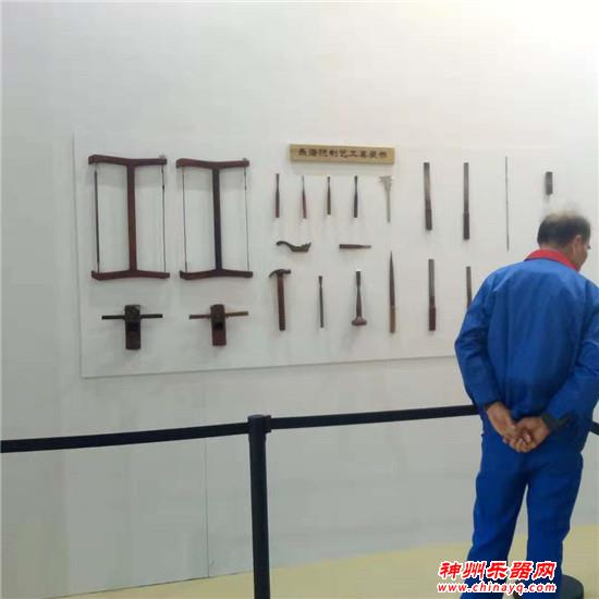 中国传统乐器制作工坊别出心裁 现场制作乐器引人入迷