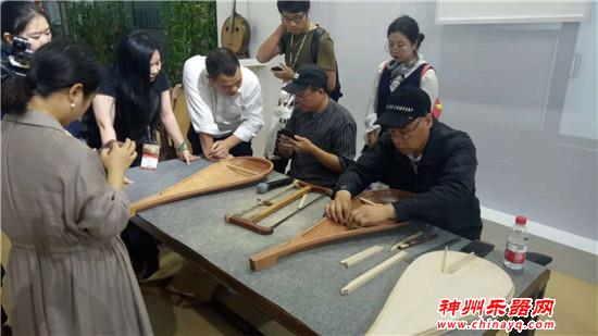 中国传统乐器制作工坊别出心裁 现场制作乐器引人入迷