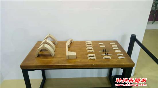 中国传统乐器制作工坊别出心裁 现场制作乐器引人入迷