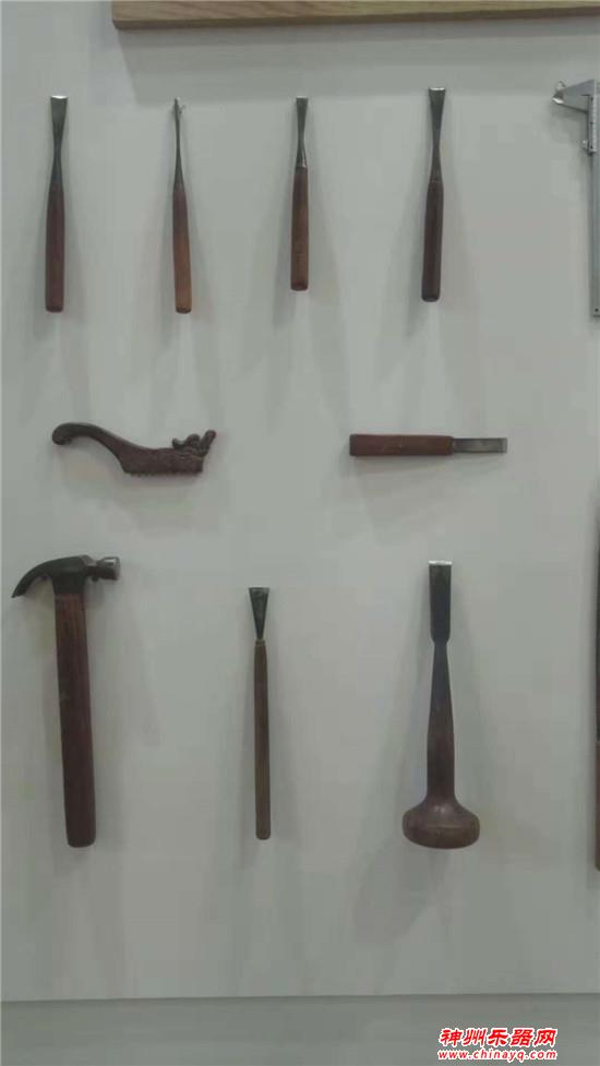 中国传统乐器制作工坊别出心裁 现场制作乐器引人入迷