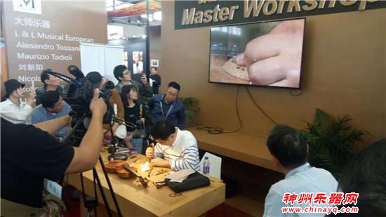 神州看展：周晓伟先生现场制琴 面对面课程引众人围观