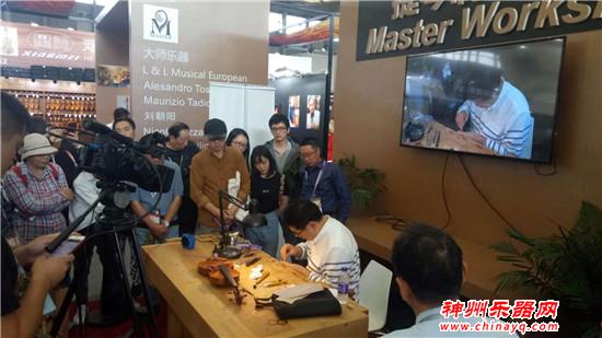 神州看展：周晓伟先生现场制琴 面对面课程引众人围观