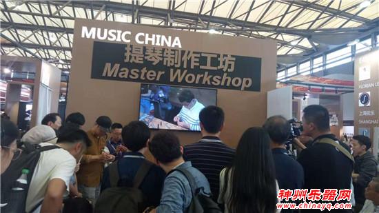 神州看展：周晓伟先生现场制琴 面对面课程引众人围观