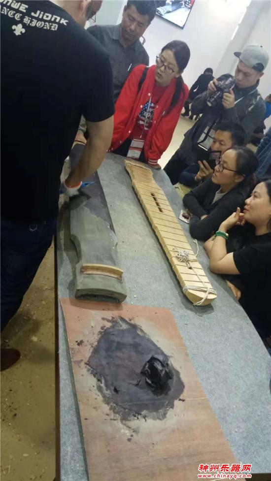 良琴即知音 中国传统乐器工坊沈业传先生现场讲解古琴髹漆