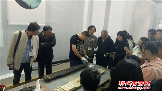 良琴即知音 中国传统乐器工坊沈业传先生现场讲解古琴髹漆