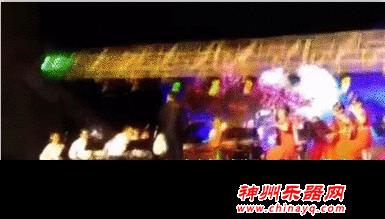 演出安全大于天 河南许昌一广场舞台灯架突然倒塌致1死5伤
