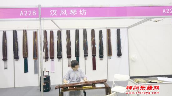 悠悠古琴声 宾客八方来 “汉风琴坊”亮相2018郑州乐器展