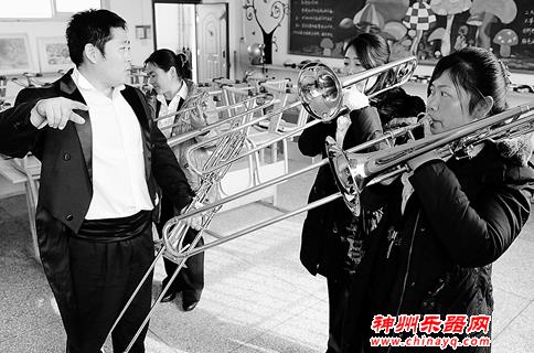 放下锄头就拿乐器 北斗村7个农民的管弦梦(图)