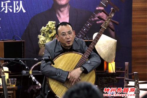 从演奏家到“阮痴” 57岁冯满天的经历