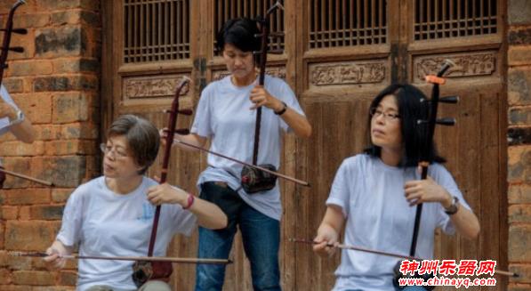 东京弓弦乐团在婺源篁岭演绎“晒秋音乐会”