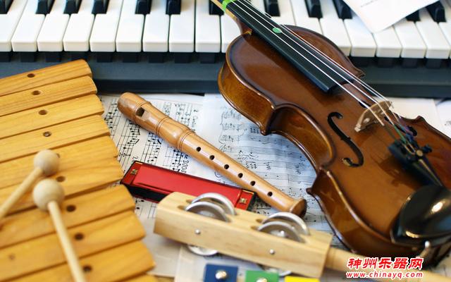 为何“一生至少要学一件乐器”?