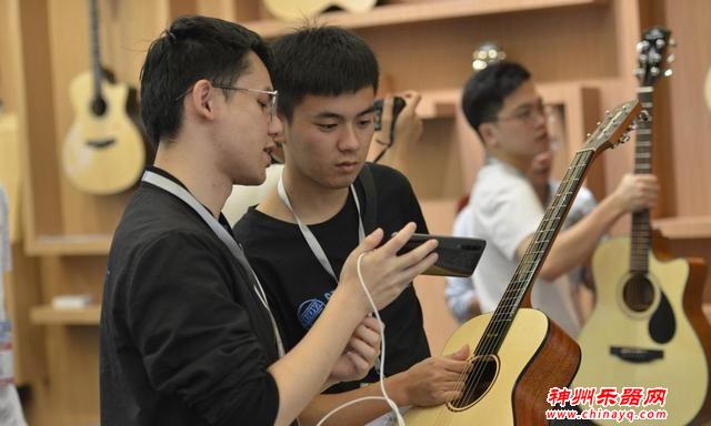 Poputar智能吉他上手就是这么容易