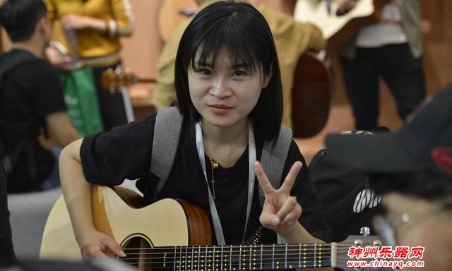 Poputar智能吉他上手就是这么容易