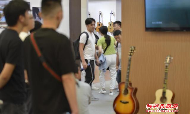 Poputar智能吉他上手就是这么容易