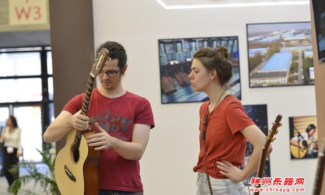 Poputar智能吉他上手就是这么容易