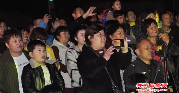 音乐家协会文艺志愿者进社区送文化大餐