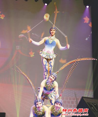 青山遮不断，毕竟心相连