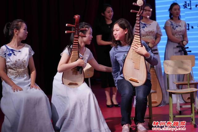 弹拨乐团带他们畅游音乐世界