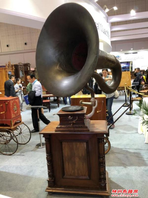 自动演奏的乐器效果堪比爵士乐队