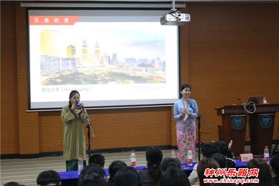 马来西亚学生奏响陶笛