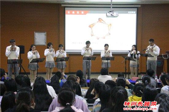 马来西亚学生奏响陶笛