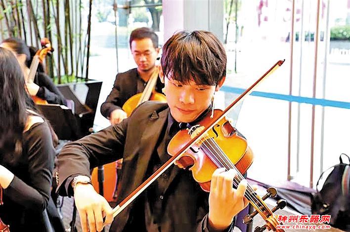 从推着走到领着跑 音乐让他自由翱翔