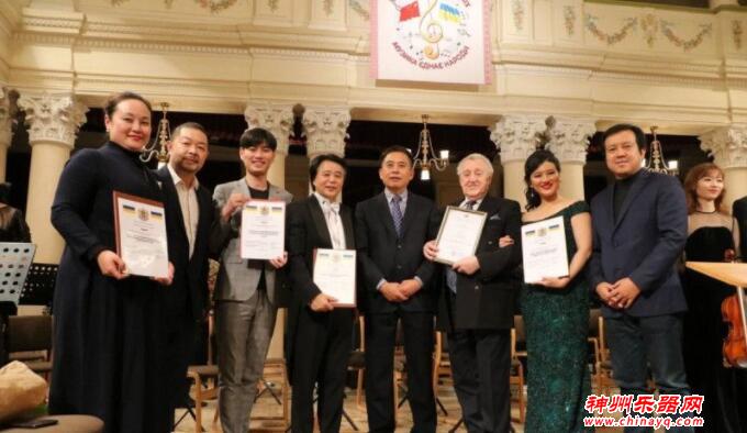 乌克兰国家爱乐厅为长沙交响乐团艺术家颁发杰出艺术家奖