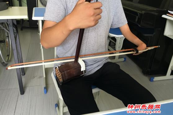 31岁残疾小伙三次拜师遭拒，自创反手拉二胡