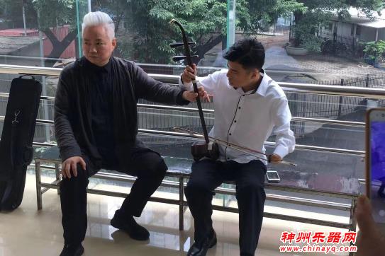 31岁残疾小伙三次拜师遭拒，自创反手拉二胡
