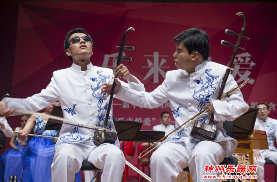 31岁残疾小伙三次拜师遭拒，自创反手拉二胡