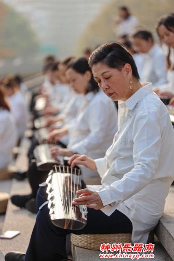 “百人联弹”古琴快闪令人“路转粉”，伯牙子期的知音之遇再现当下