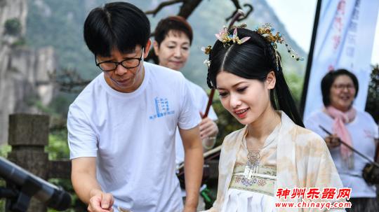 江西三清山上演“山巅音乐会” 演绎中国风