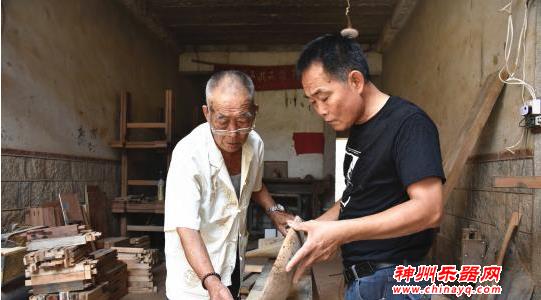 老人会唱南音能做琵琶 盼古乐传唱不衰