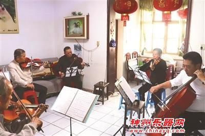 退休老人组建乐队 快乐别人健康自己