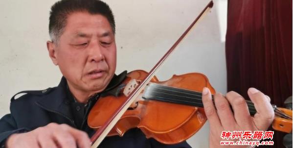 多种乐器顺手拈来，他的才艺是地理老师教的