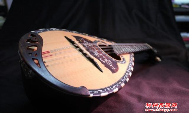 意大利乐器曼陀铃，神似琵琶但更优美