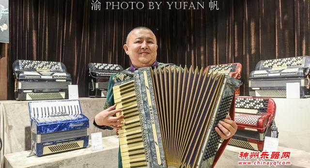 鲜为人知的中国手风琴之都，有位老人收藏1200台手风琴成网红