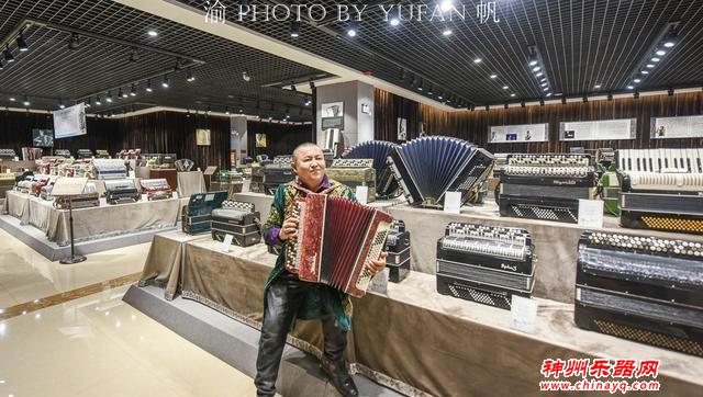 鲜为人知的中国手风琴之都，有位老人收藏1200台手风琴成网红
