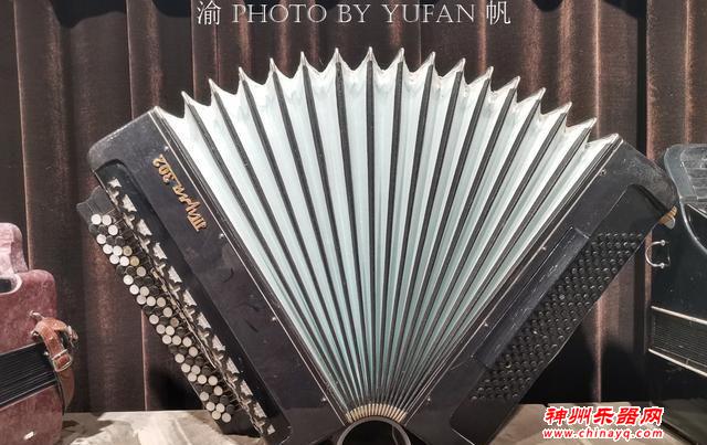 鲜为人知的中国手风琴之都，有位老人收藏1200台手风琴成网红
