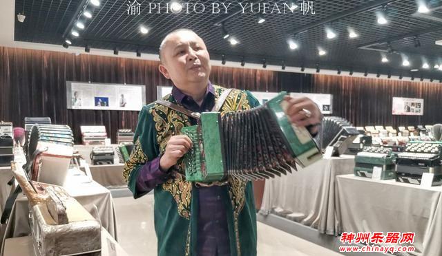 鲜为人知的中国手风琴之都，有位老人收藏1200台手风琴成网红