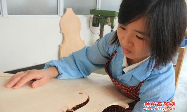 手工小提琴的制作流程，和我们想象中的不一样！