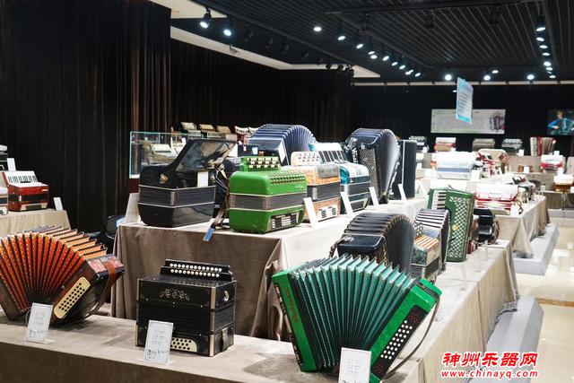 新疆最大的手风琴博物馆在塔城，爱好者专门来此参观