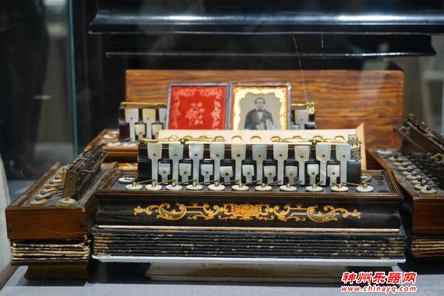 新疆最大的手风琴博物馆在塔城，爱好者专门来此参观