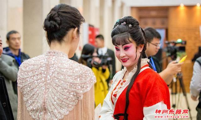 河南稀有剧种展演，“拉魂腔”柳琴戏受学子热捧