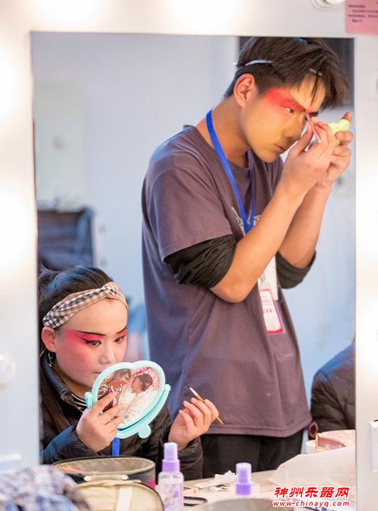 河南稀有剧种展演，“拉魂腔”柳琴戏受学子热捧