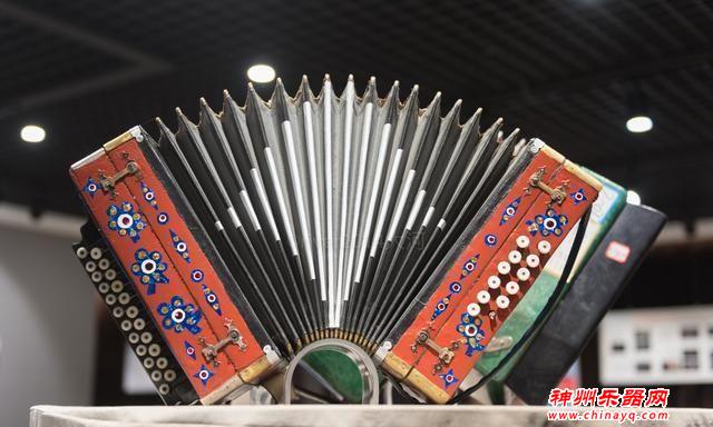 一座低调的手风琴之城，博物馆收藏一千多架手风琴